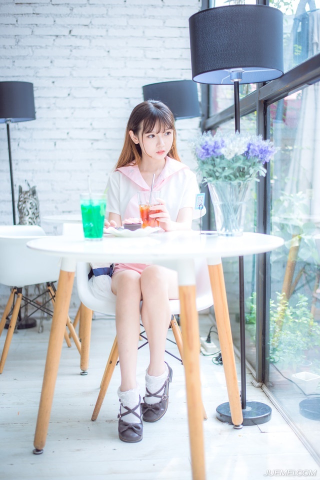 “幼常，蜀中对主公来说，太重要了，一旦输了蜀中，这天下……呵呵……”说到最后，诸葛亮悠悠的叹了口气，这种话，也只能跟马谡说说，其他人，诸葛亮不敢说，也不能说，太打击士气了。